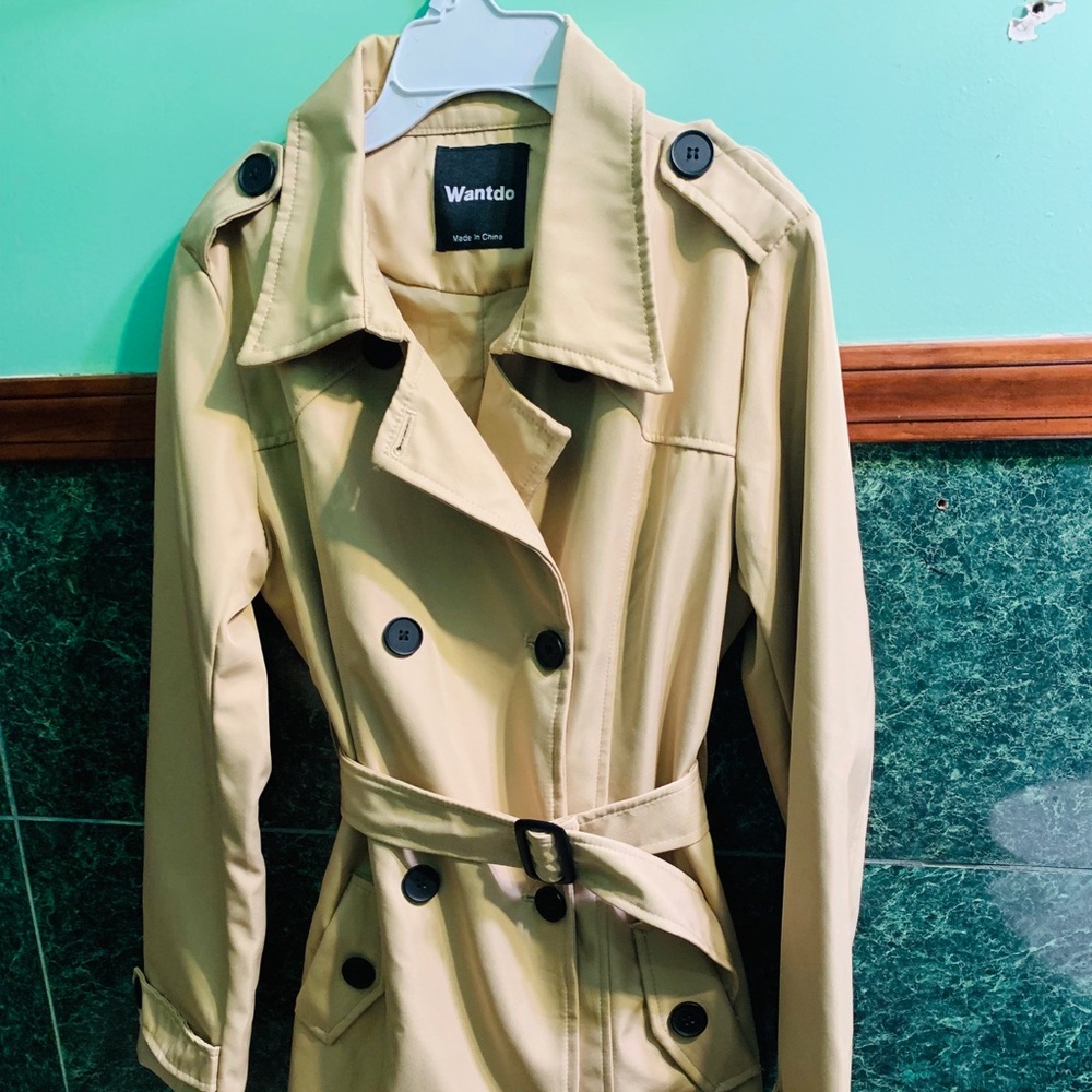Wantdo tan trench coat.